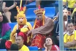 11 Momen kocak orang nonton pertandingan di stadion ini bikin gagal paham