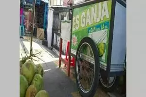 11 Tulisan lucu di spanduk jualan minuman ini bikin mikir dua kali