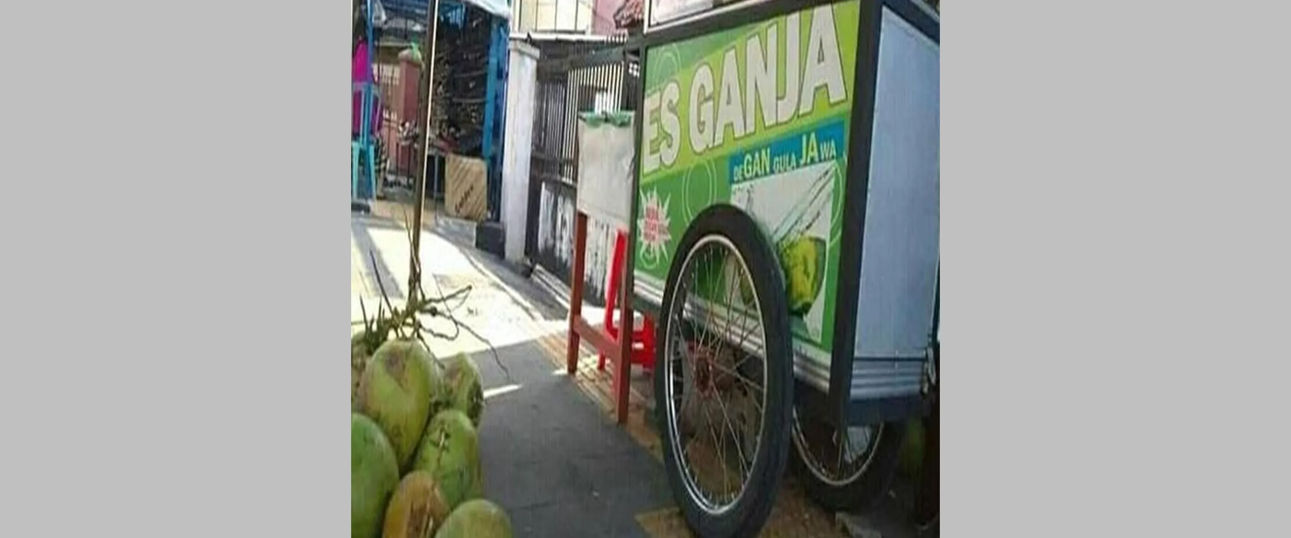 11 Tulisan lucu di spanduk jualan minuman ini bikin mikir dua kali