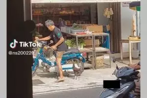 Atok Dalang dan Rembo versi nyata, kakek ini bonceng ayam pakai motor pitung