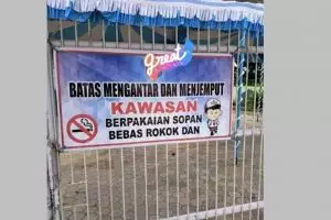 11 Tulisan lucu di spanduk ini kalimatnya nggak selesai, bikin penasaran kelanjutannya apa?