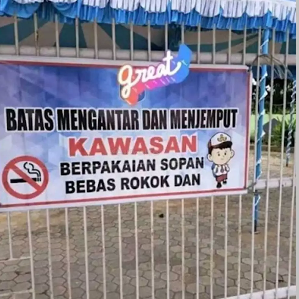 11 Tulisan lucu di spanduk ini kalimatnya nggak selesai, bikin penasaran kelanjutannya apa?