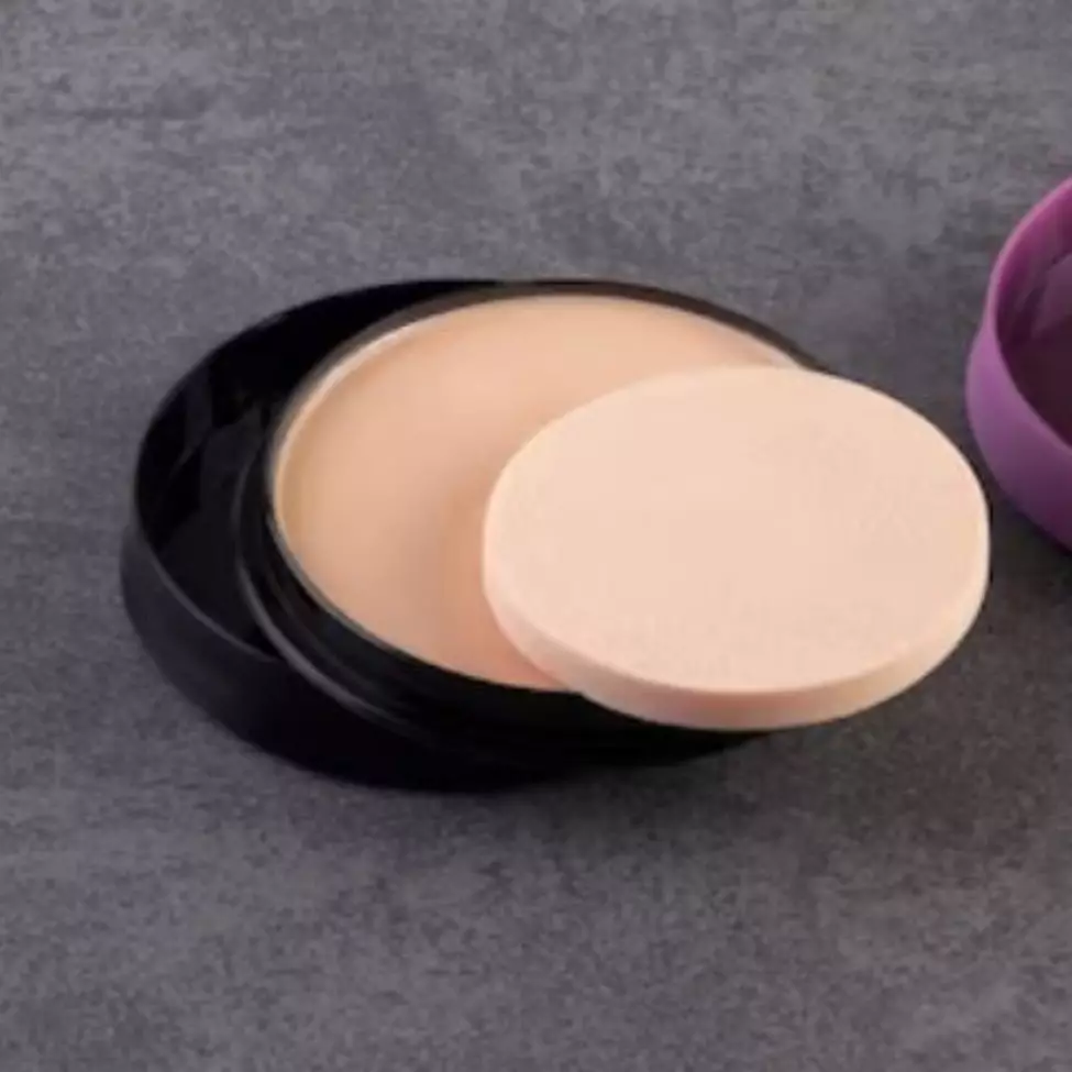 Cuma pakai 2 produk makeup, begini cara membuat bedak padat yang sesuai warna kulitmu
