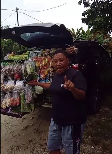 Emak-emak ini pakai mobil mewah untuk berjualan sayur TikTok