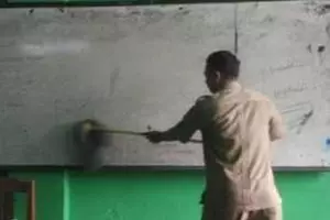 Di luar ekspektasi, 11 tingkah lucu guru waktu ngajar ini bikin siswa susah nahan tawa