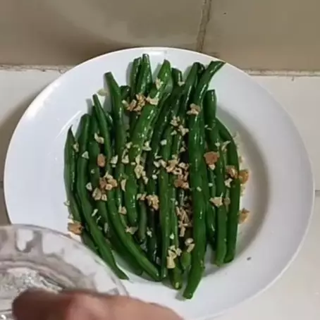 Cuma butuh 8 detik, ini trik masak tumis buncis agar warnanya tetap cerah dan renyah berjam-jam