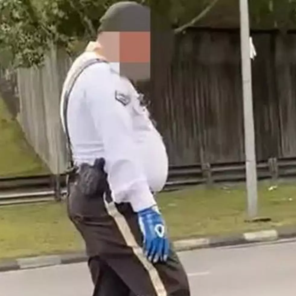 Momen polisi tidur sambil berdiri saat bertugas di jalanan ini ramai jadi perdebatan