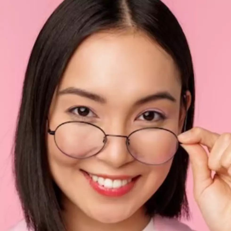 Nggak bikin crack dan dempul, begini trik touch up makeup untuk kamu yang berkacamata