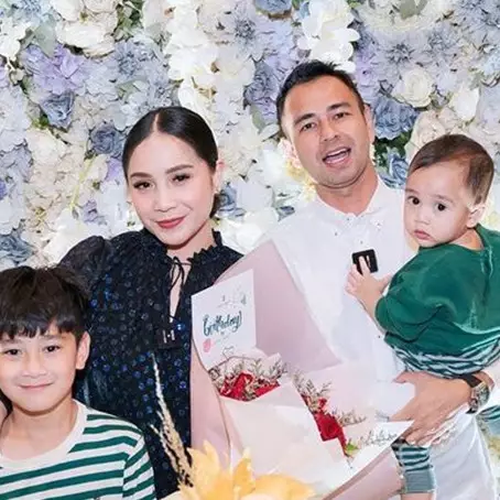 Hari lahir barengan, intip 10 potret detail kue ultah Raffi Ahmad dan Nagita Slavina yang elegan abis