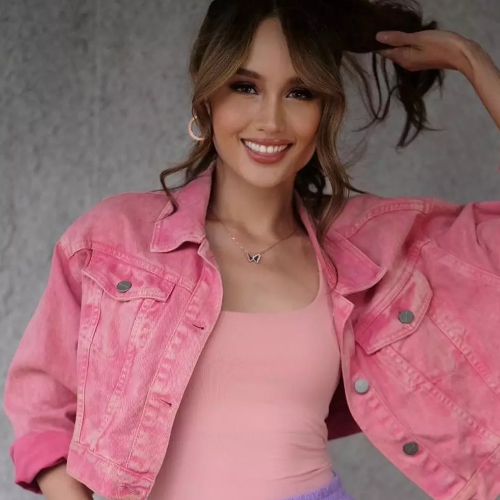 10 Penampilan Cinta Laura ini disebut mirip Barbie hidup, gayanya saat kondangan bikin salah fokus