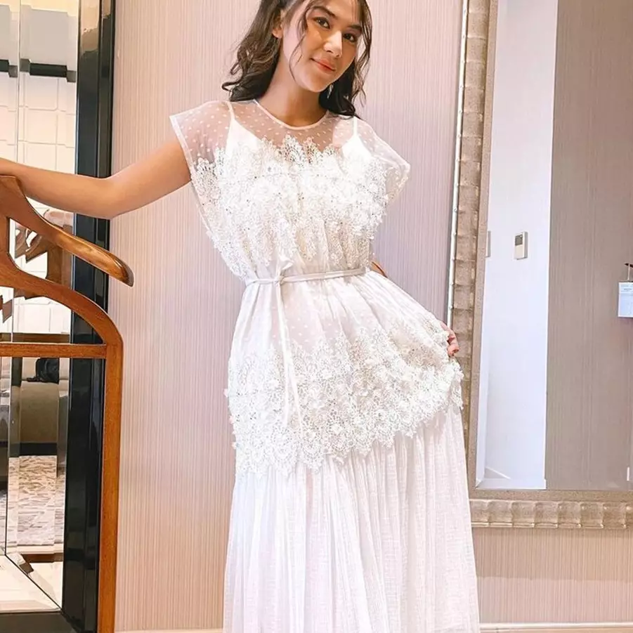 Pamer cincin bareng pacar, intip 11 momen Adinda Thomas dilamar Raka Akmal di Singapura