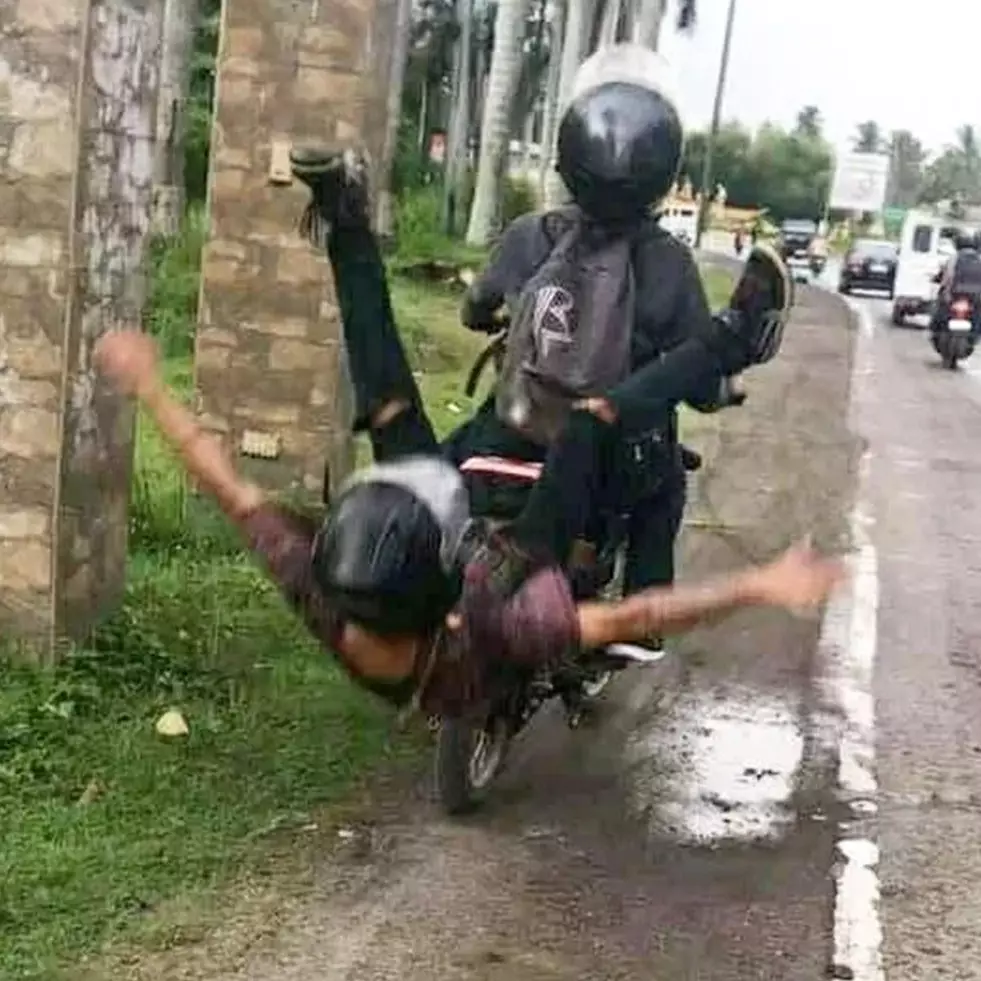 11 Momen apes detik-detik orang mau jatuh ini bikin ikut was-was lihatnya