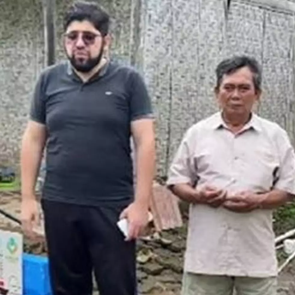 Dikira baca doa, tingkah bapak-bapak mendengar pria asing berbicara bahasa Arab ini kocak abis