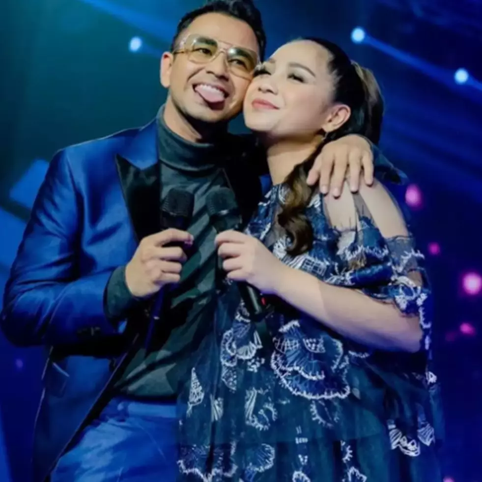 9 Momen Raffi Ahmad dan Nagita Slavina buka kado ultah, Caca Tengker beri hadiah penuh makna