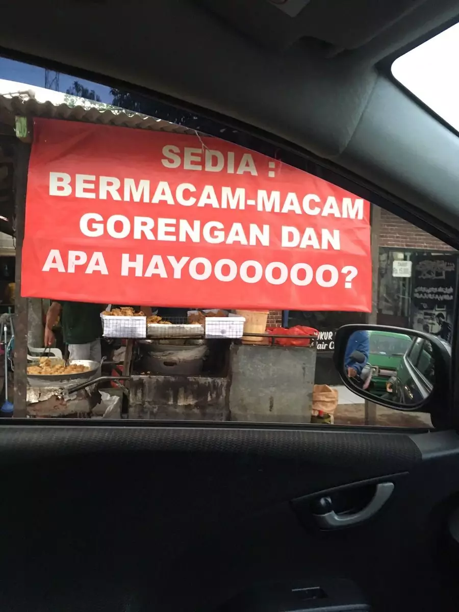 tulisan nanggung di spanduk © Berbagai sumber