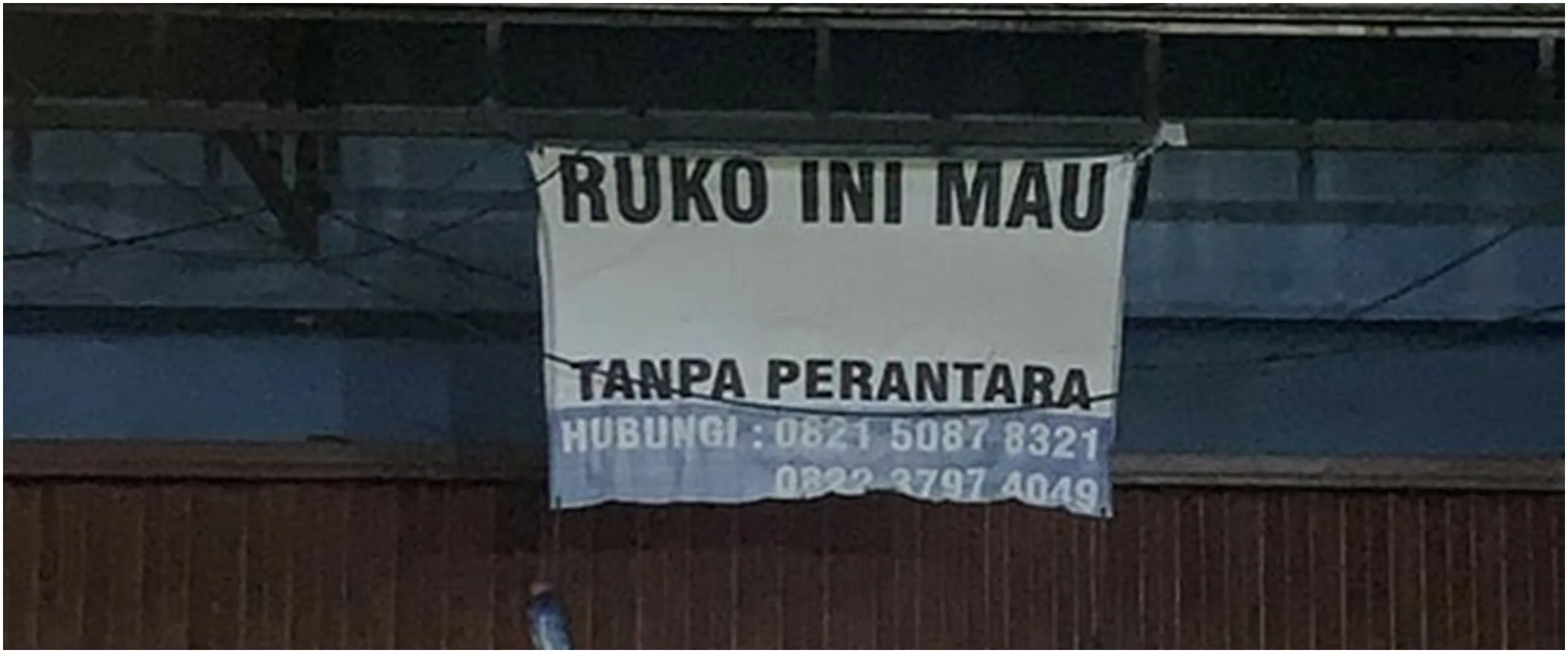 15 Tulisan nyeleneh 'bersambung' di spanduk ini bikin yang lihat penasaran