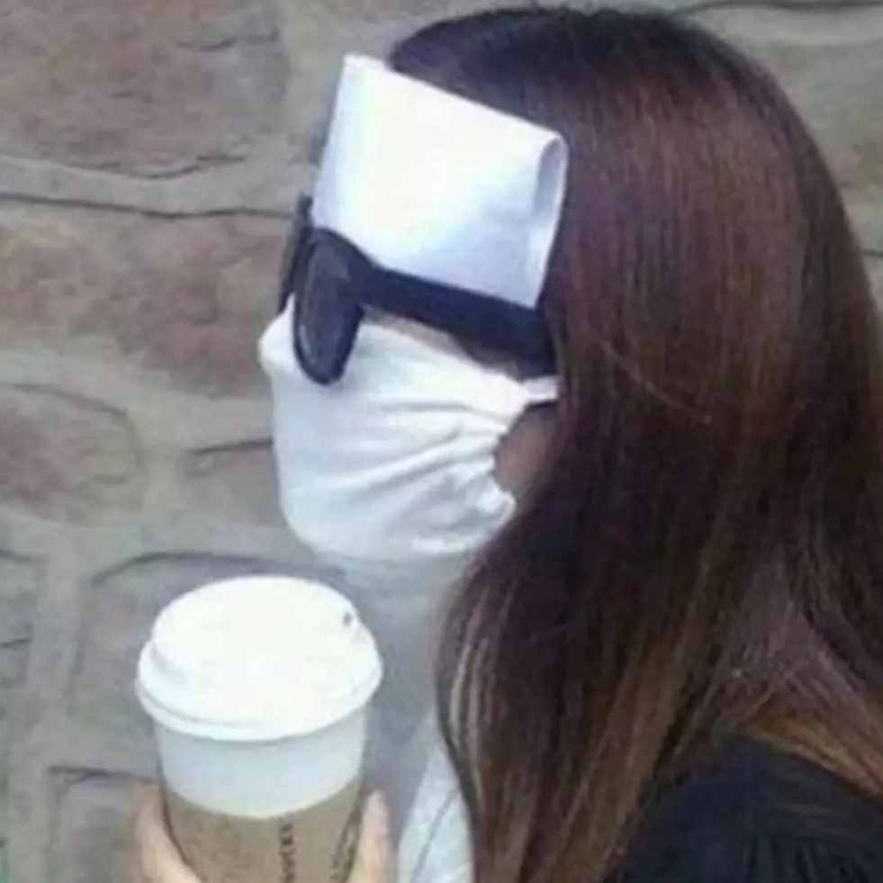 Nggak cuma maskeran, 11 aksi nyeleneh orang jaga kulit wajah ini idenya di luar nalar