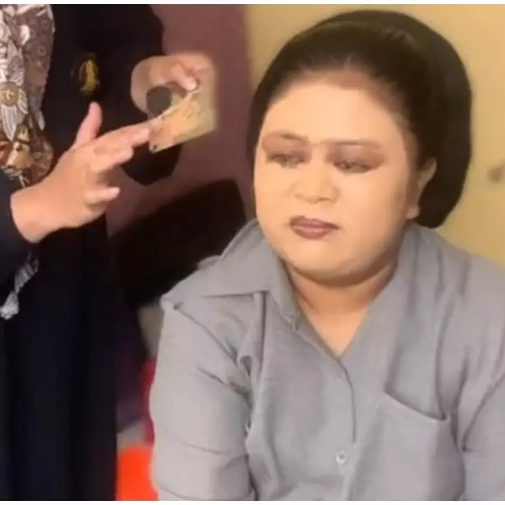 Wanita dengan tubuh berisi dirias MUA jadi manten Sunda ini hasilnya manglingi, jadi susah dikenali