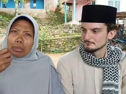 Bule asal Belgia menikah dengan ustazah Lombok © 2023 brilio.net Bule asal Belgia menikah dengan ustazah Lombok © 2023 brilio.net