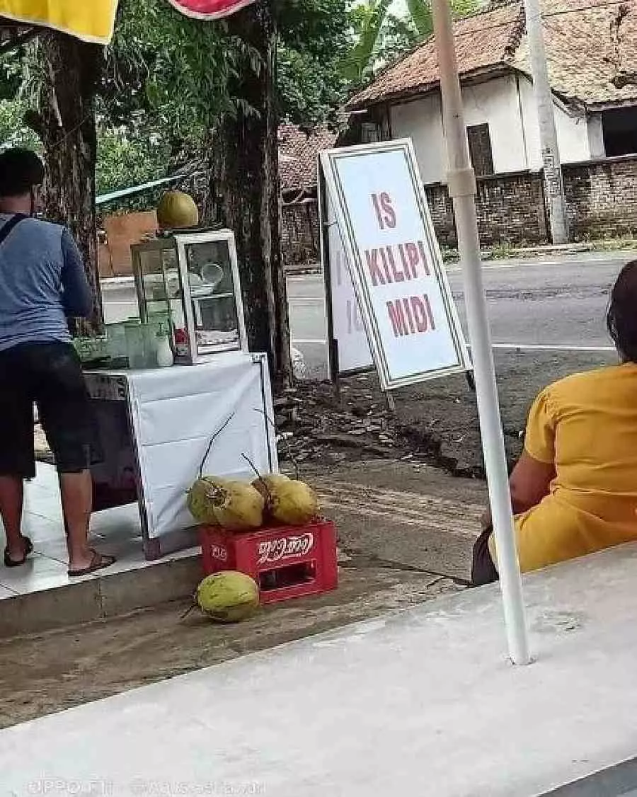 spanduk jualan lucu huruf i © 2023 brilio.net