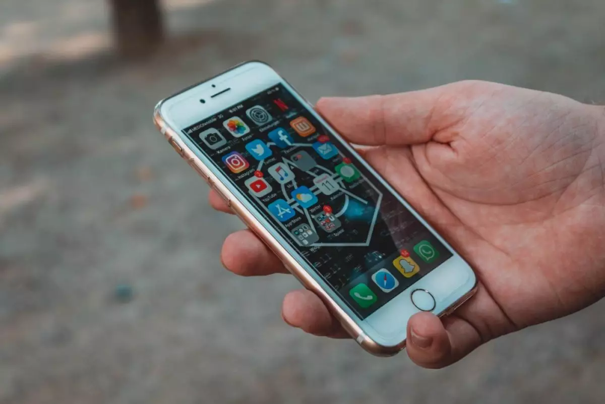 Cara memindahkan beberapa aplikasi iPhone, biar terlihat rapi dan mudah diakses