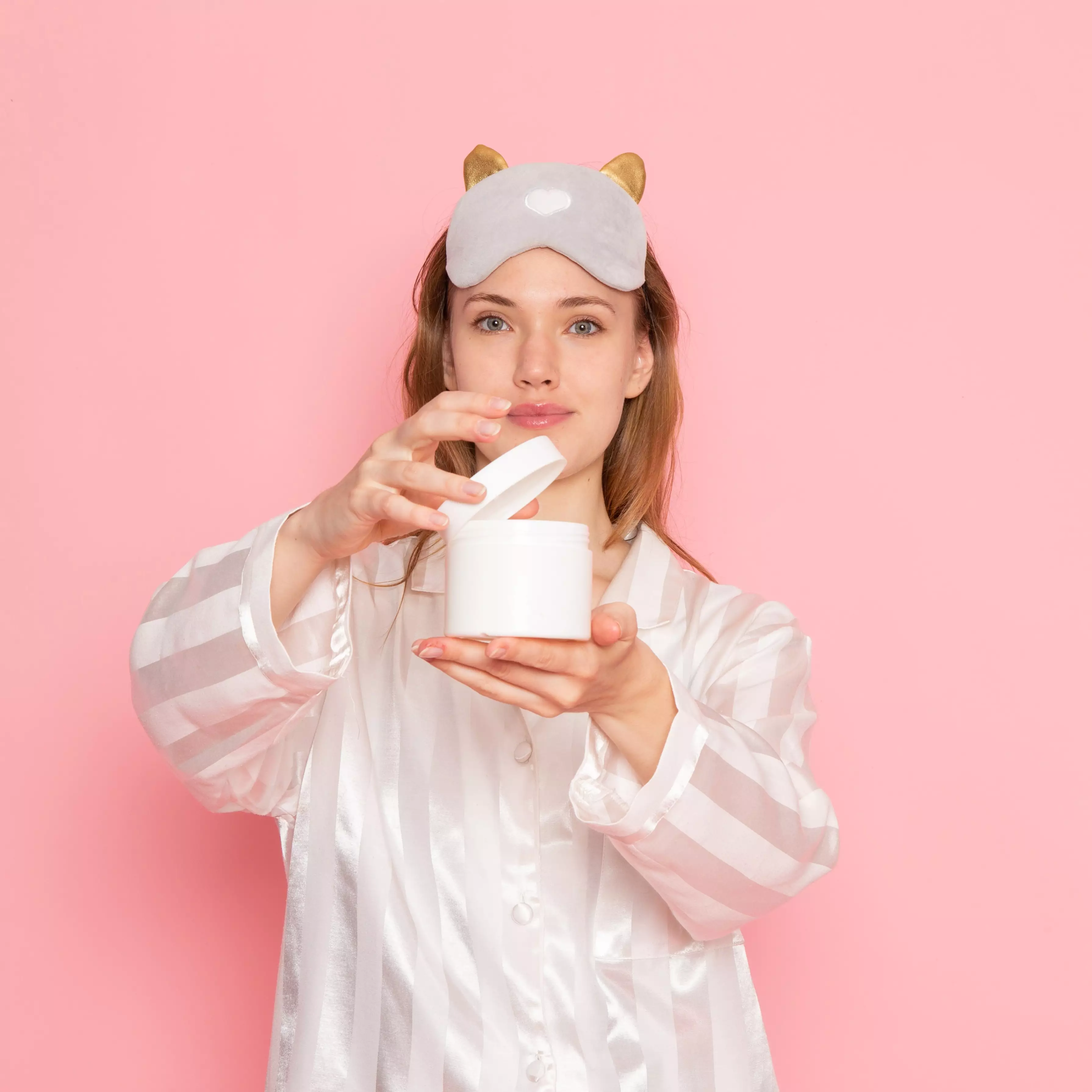 7 Kelebihan memakai sleeping mask setelah krim malam bagi oily skin, bantu kurangi minyak pada wajah