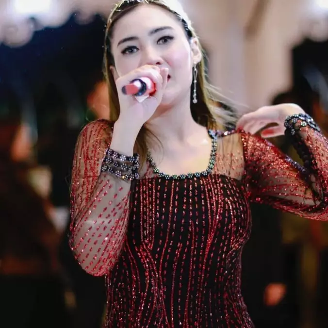 Awali karier dari panggung kampung, ini potret lawas 9 biduan koplo saat tampil di orkes keliling