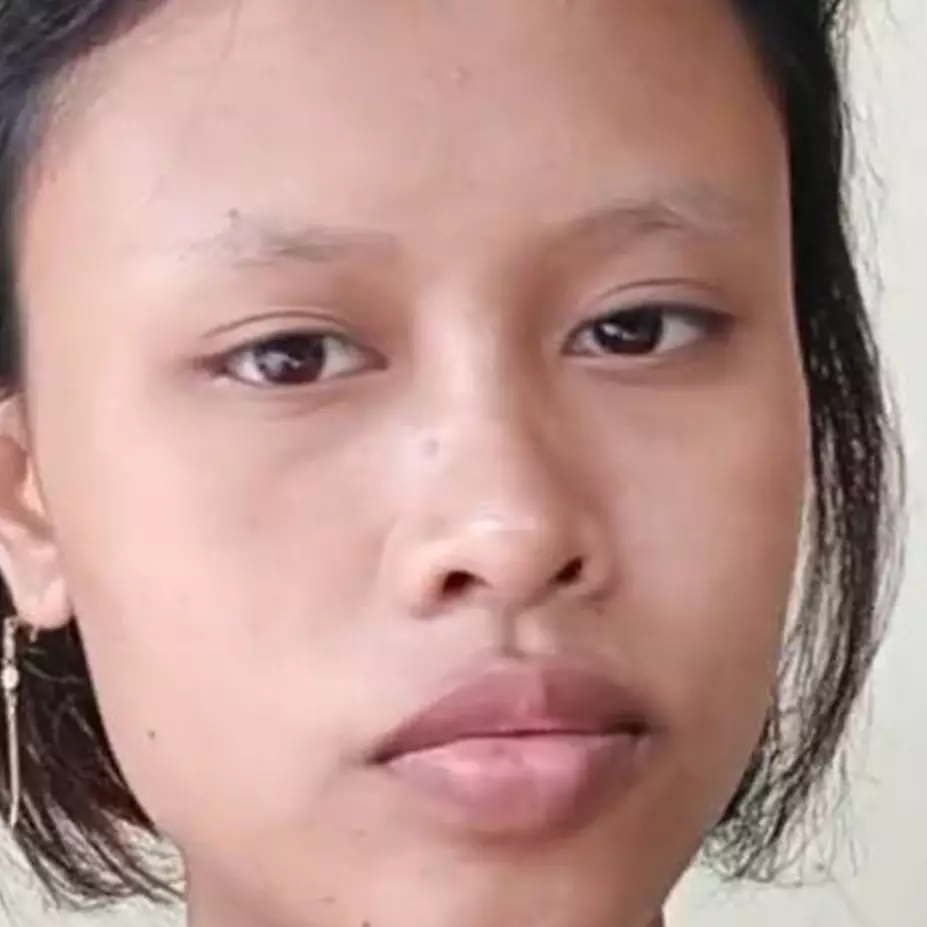 Transformasi makeup wanita kulit sawo matang jadi flawless dan glowing, hasilnya 180 derajat beda