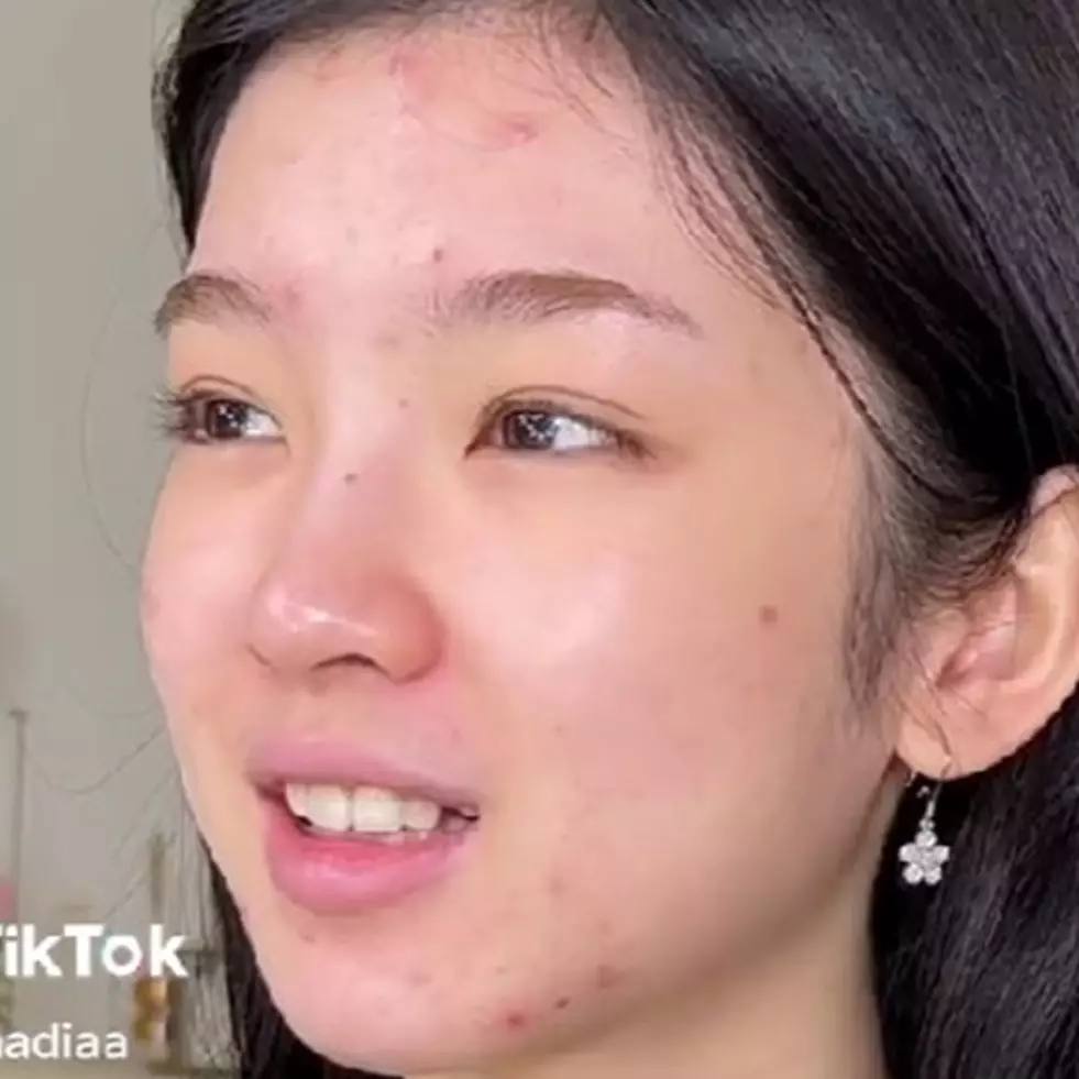 Wanita berjerawat dirias ala idol K-Pop ini flawless abis, hasilnya bikin salah fokus