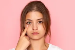 Tak perlu beli color corrector, ini trik tutupi kantung mata pakai 2 produk makeup agar hasil flawless