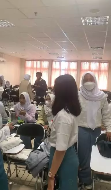 Momen mahasiswa pakai seragam SMA saat kuliah TikTok Momen mahasiswa pakai seragam SMA saat kuliah TikTok