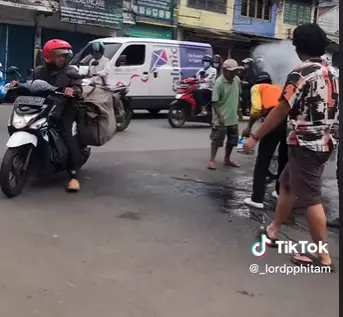 Dua pemuda padamkan gerobak terbakar © 2023 brilio.net