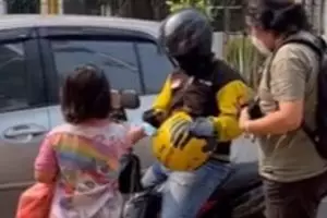 Kisah haru Nana bocah ceria penjual tisu demi membeli peralatan sekolah