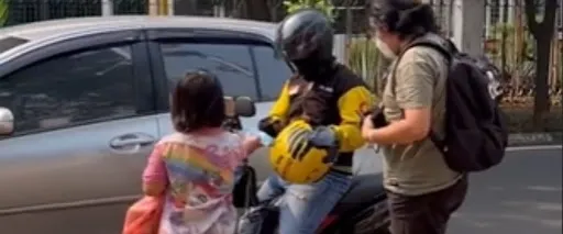 Kisah haru Nana bocah ceria penjual tisu demi membeli peralatan sekolah