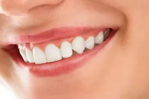 Cuma pakai 3 jenis buah, begini cara memutihkan gigi kuning secara alami