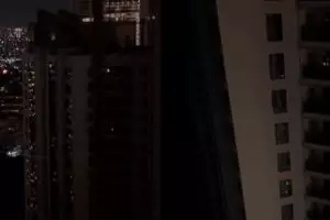 Berusaha tenang saat lampu gedung apartemen mati, pria ini lakukan aksi tak terduga