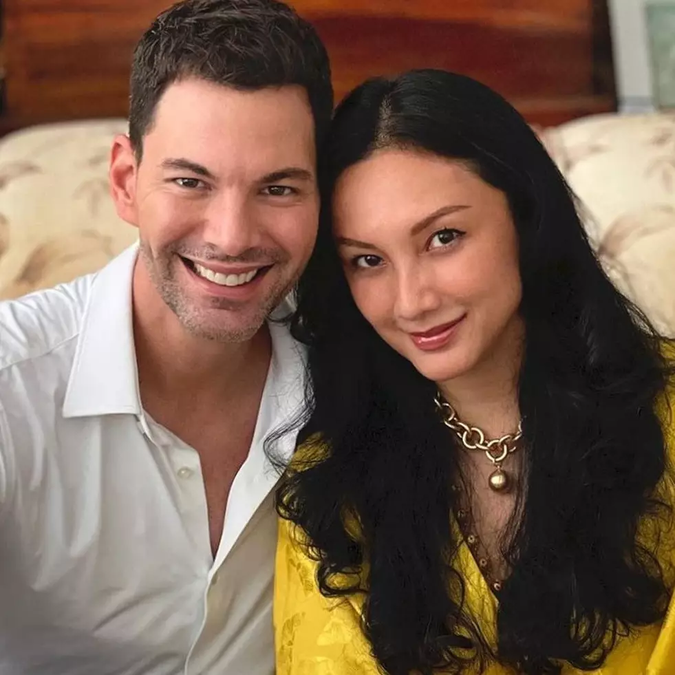 Pilih menetap di luar negeri, intip 11 potret terbaru kemesraan tata cahyani bareng kekasih bulenya