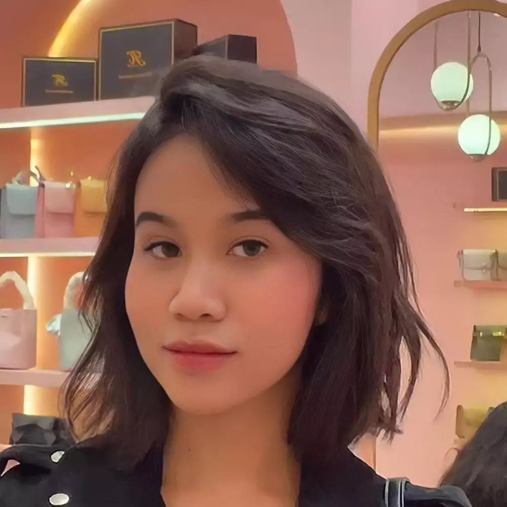 Disebut makin cantik dan body goals, intip 11 potret terbaru Mayang adik Vanessa Angel