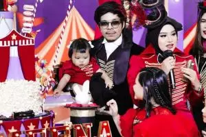 11 Potret perayaan pesta ulang tahun pertama Ameena bertema wonderland, panggungnya megah bak konser 