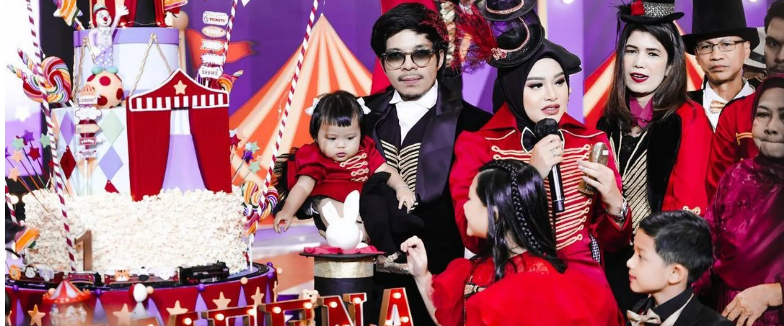 11 Potret perayaan pesta ulang tahun pertama Ameena bertema wonderland, panggungnya megah bak konser 