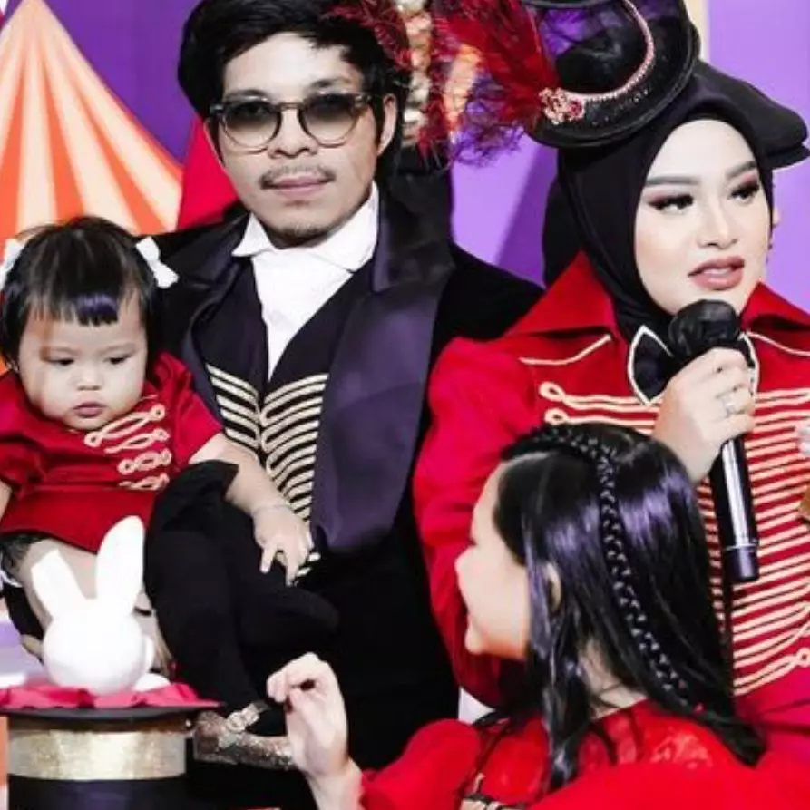 11 Potret perayaan pesta ulang tahun pertama Ameena bertema wonderland, panggungnya megah bak konser 