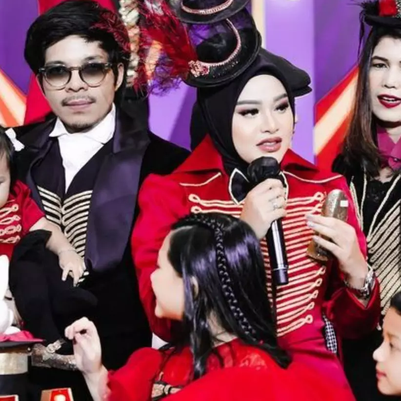 Pesona Nikita Willy hadiri pesta ulang tahun Ameena, pede pakai kaus tanpa lengan