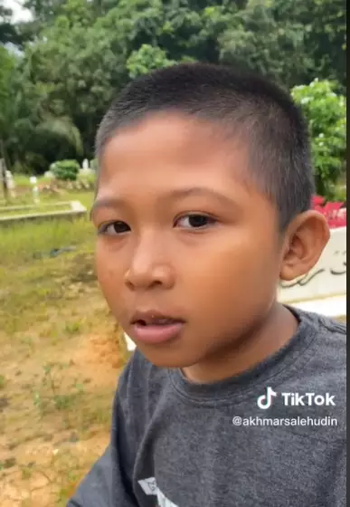 anak bentengi makam ayahnya © 2023 brilio.net