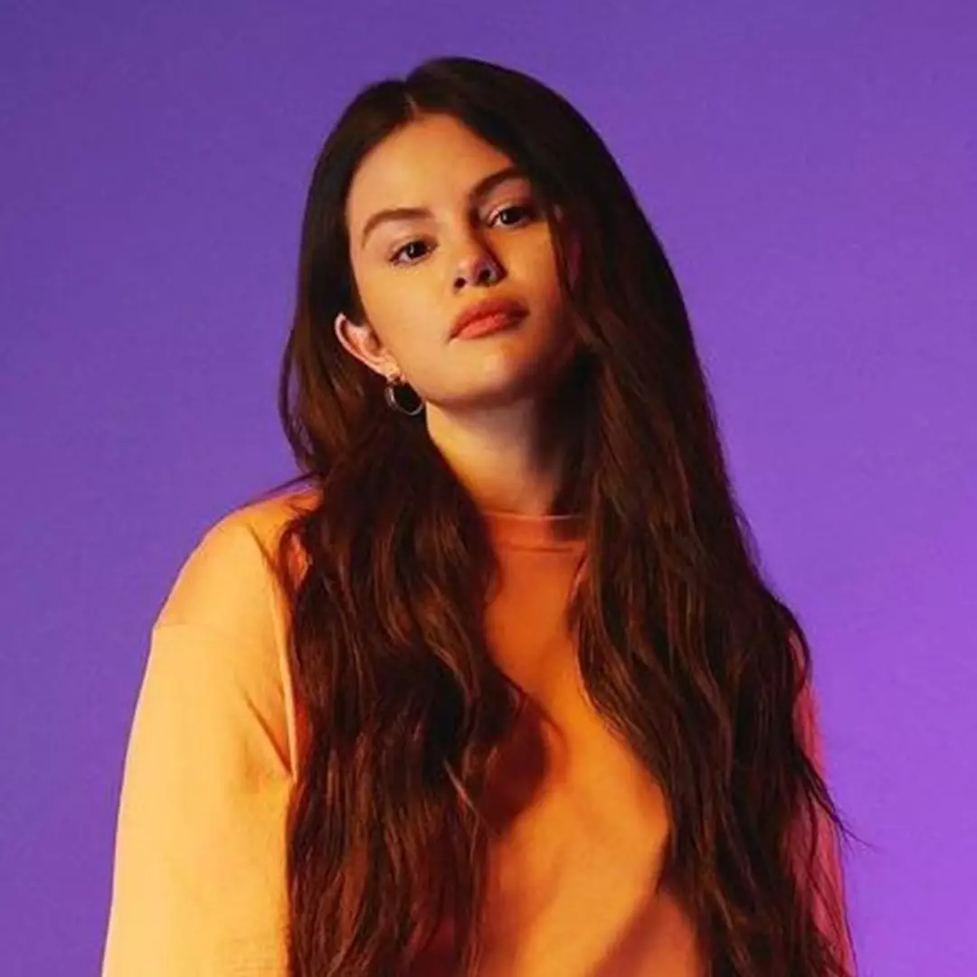 Riasan tampak glowing, intip cara pakai cream bronzer ala Selena Gomez