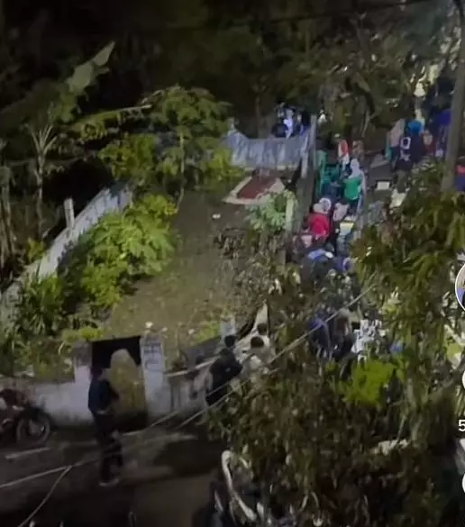 wanita penghuni rumah di pinggir kuburan © 2023 brilio.net