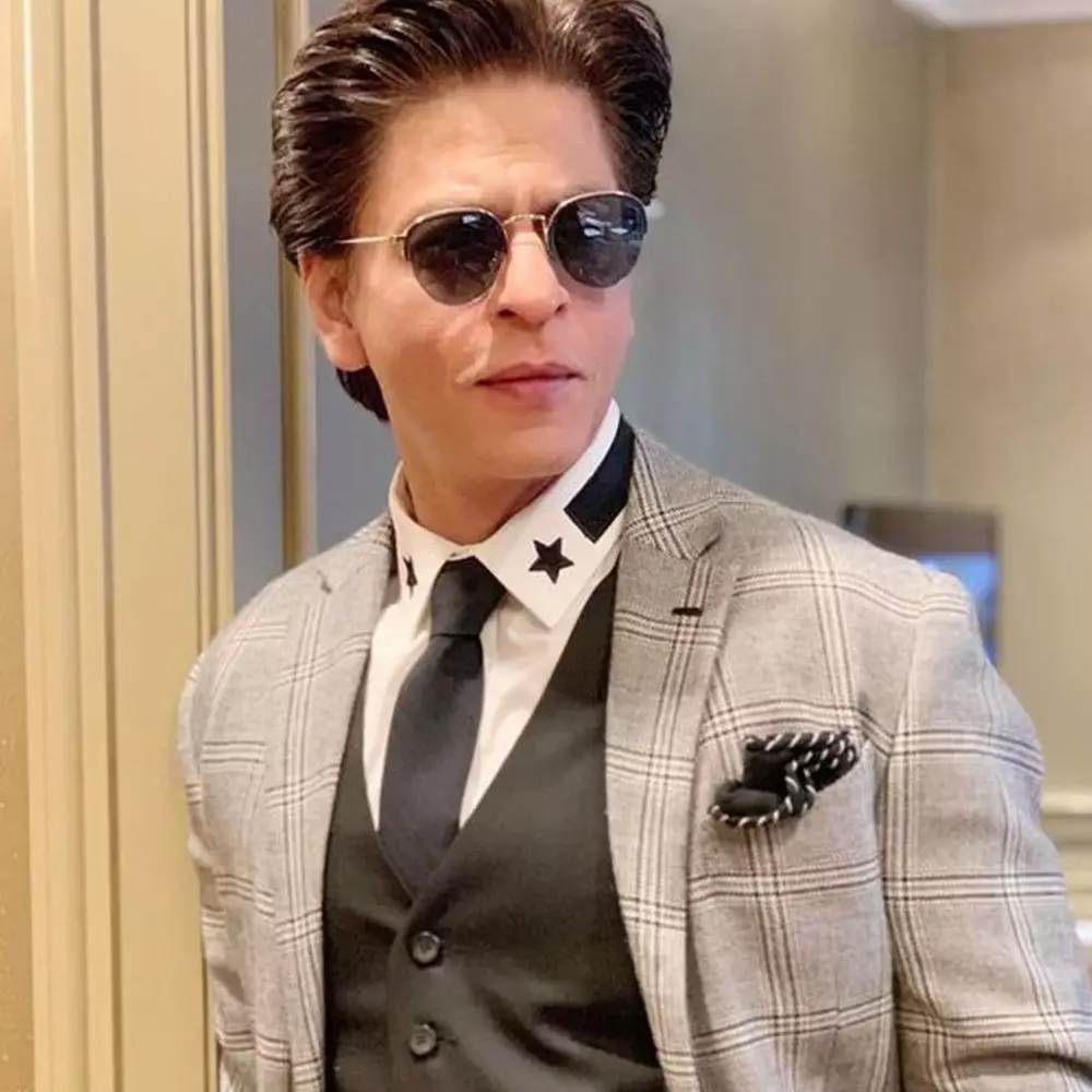 Terpaut usia 7 tahun, intip 9 adu gaya Shah Rukh Khan dan John Abraham yang jadi rival di film Pathaan