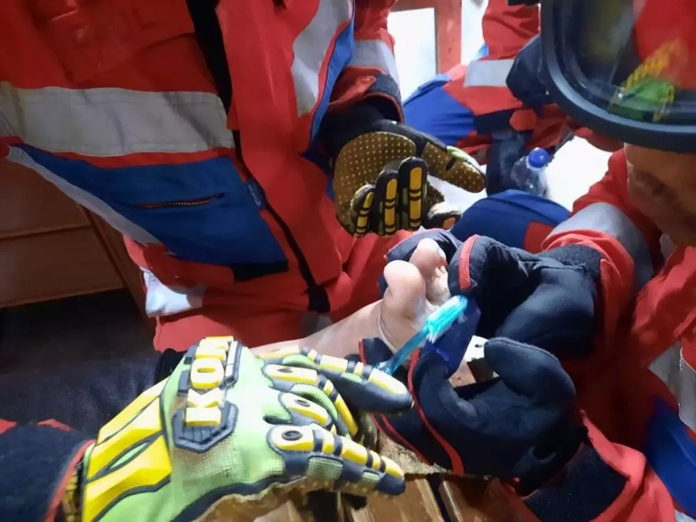 kaki bocah ini harus ditangani Damkar karena nempel di sandal jepit Berbagai sumber