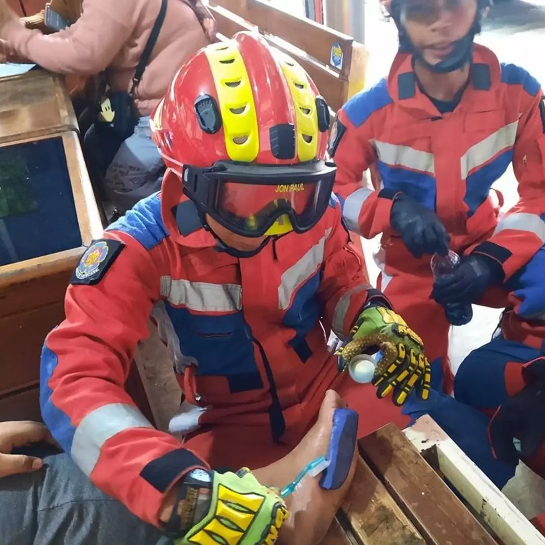 Dikerjai temannya pakai lem korea, kaki bocah ini nempel di sandal dan harus ditangani petugas Damkar