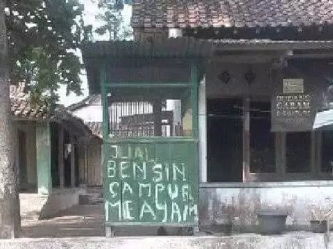 tulisan nyeleneh spanduk penjual bensin eceran Berbagai sumber