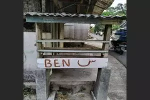 11 Tulisan nyeleneh di spanduk penjual bensin eceran ini bacanya bikin nyengir, nggak ngerti lagi deh